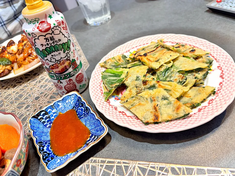 にらチヂミをコリアンホットのタレでいただく|あつこさん