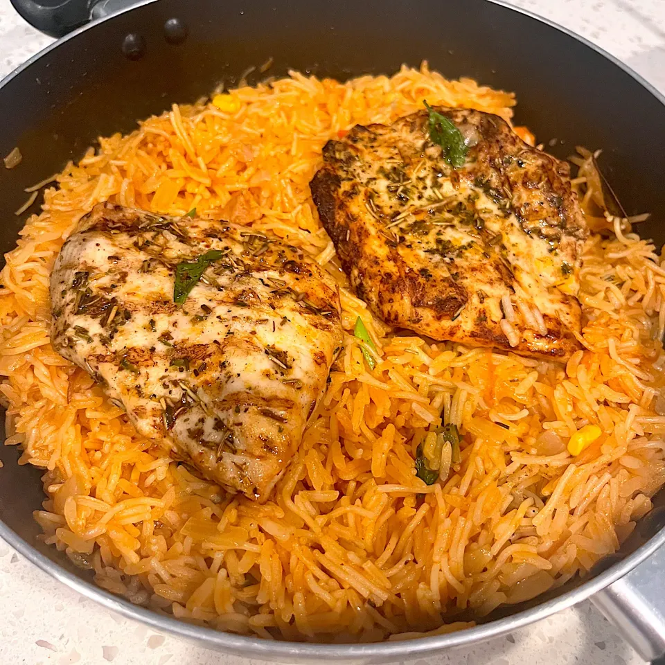 Red rice and fideo thin noodles cooked in spanish tomato sauce topped with grilled chicken breast😋 yum|🌺IAnneさん