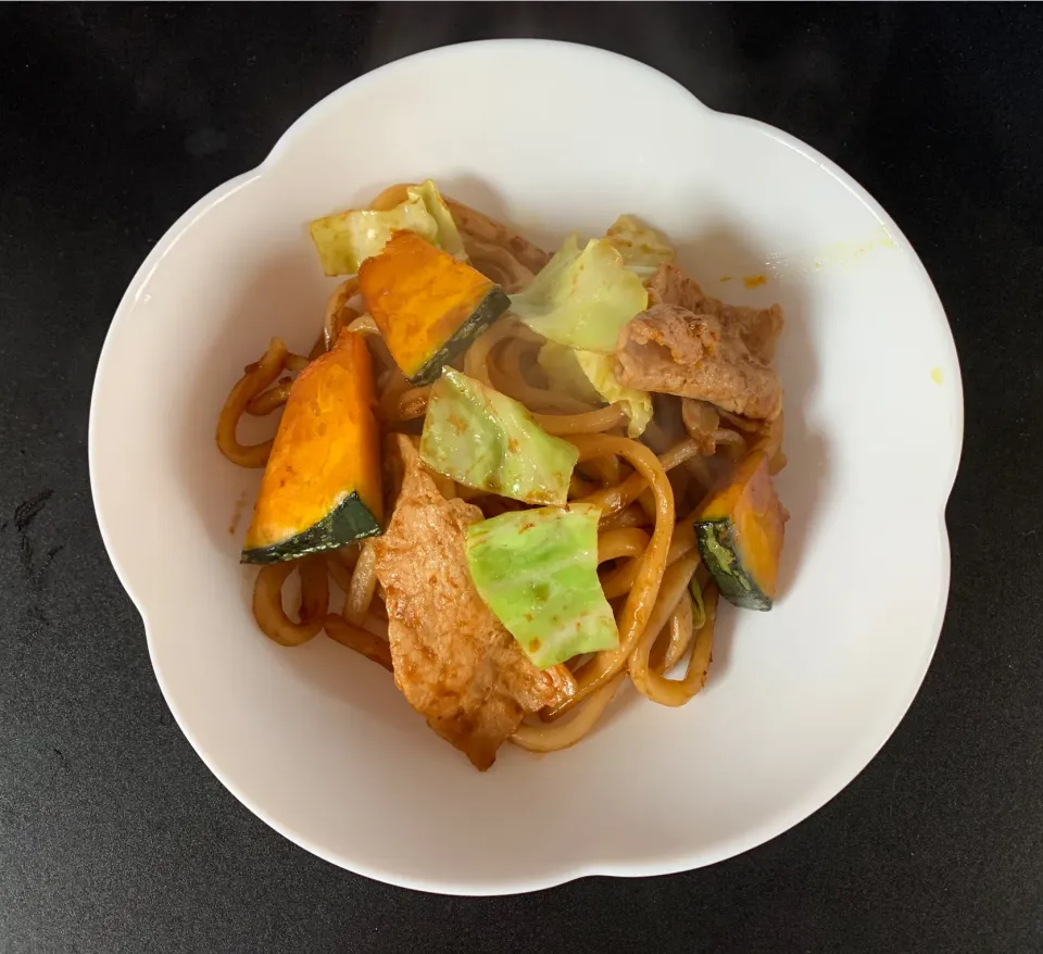 豚肉とキャベツとカボチャの味噌焼きうどん|そらまめさん