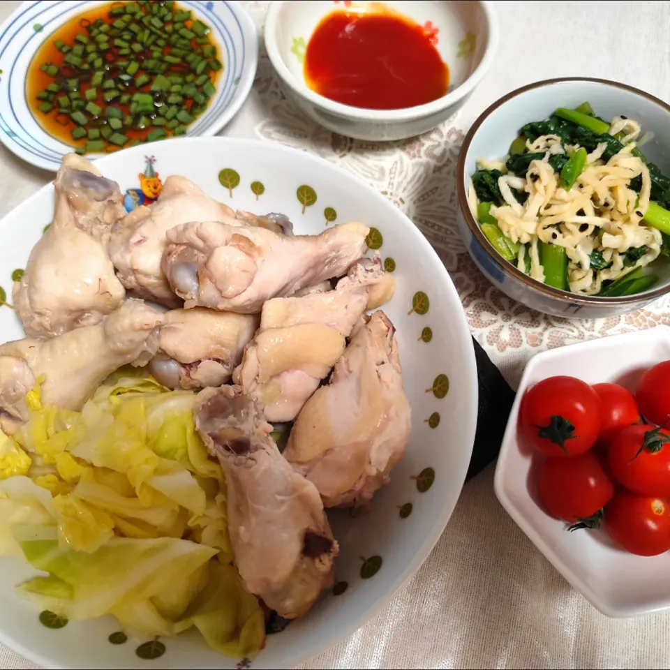 手羽元茹でたのとレンチン春キャベツがメイン夜ご飯。たれは2種で(ネギポン酢、yummy!コリアンホット少しとケチャップ)|m.rafuさん