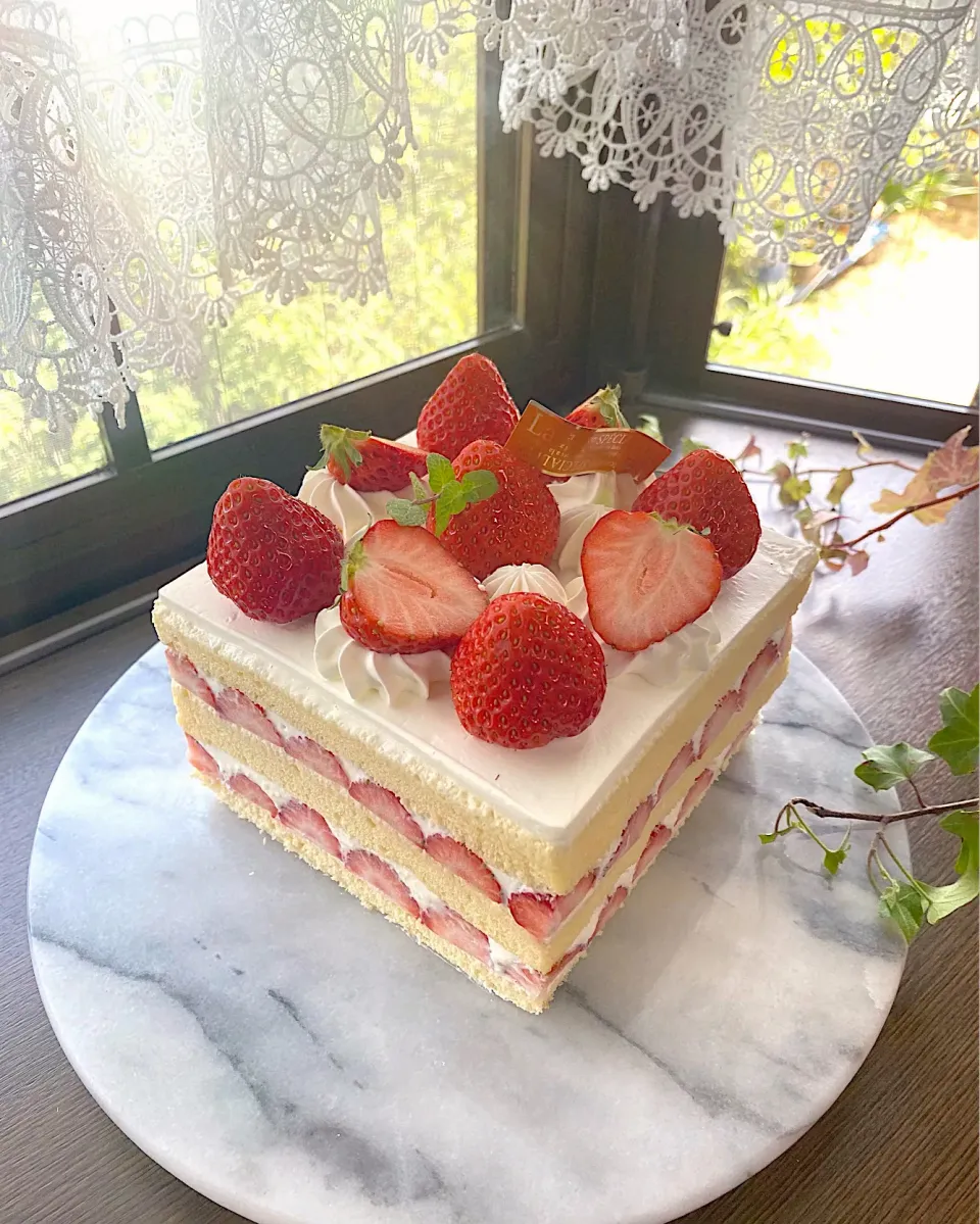 苺のスクエアケーキ　大学入学お祝いに🌸|sakurakoさん