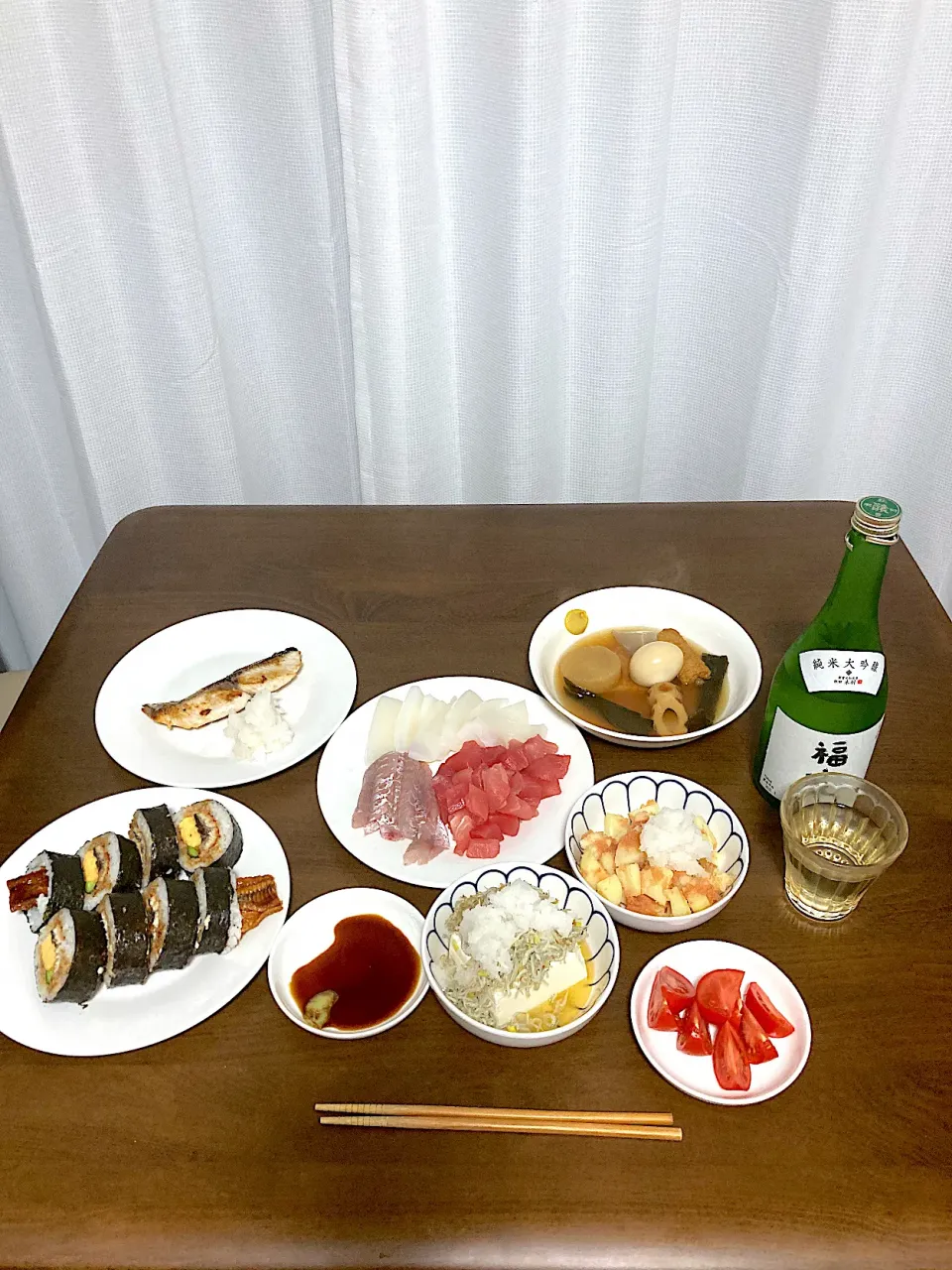 取引先の社長さんから秋田の美味しいお酒、純米大吟醸「福小町」をいただいたので、スーパー「サノヤ」さんであれこれ買っておひとり様居酒屋です。ばちまぐろ、かます、いかの刺身、鰆の塩焼き、ちりめんの生姜炒めのせ冷奴、明太ポテト、おでん、うなぎ巻き。秋田・湯沢　木村酒造
https://www.fukukomachi-shop.com/smp/|なびさん