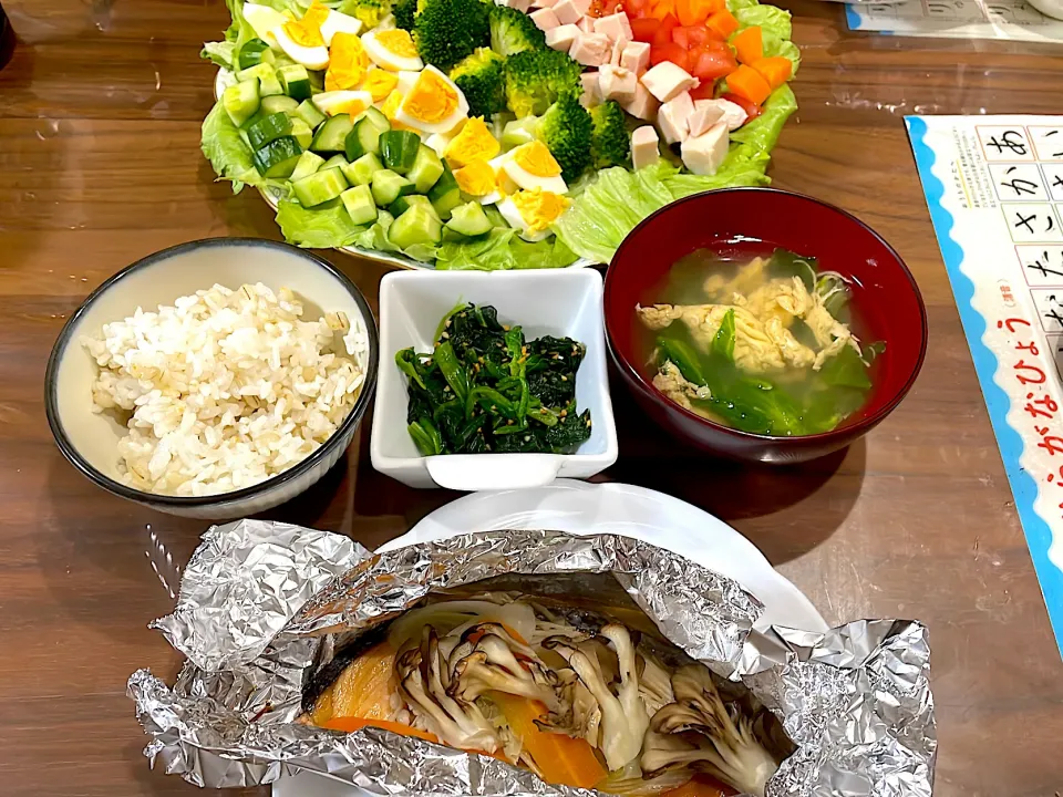 鮭のホイル焼き　レタスと卵のスープ　コブサラダ　ほうれん草のピーナッツ和え|おさむん17さん