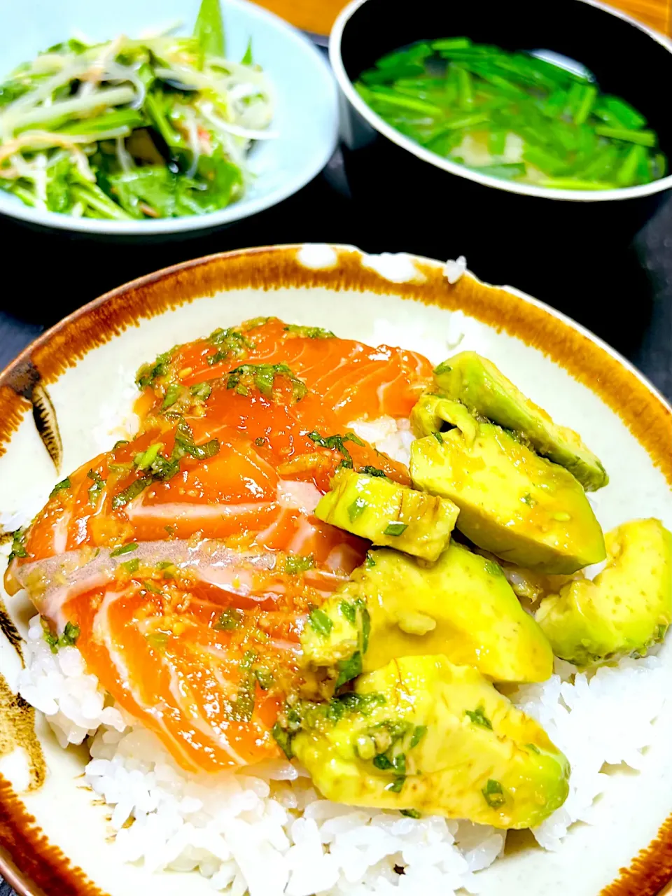 サーモンアボカドの漬け丼🥑🍚|ちはるさん