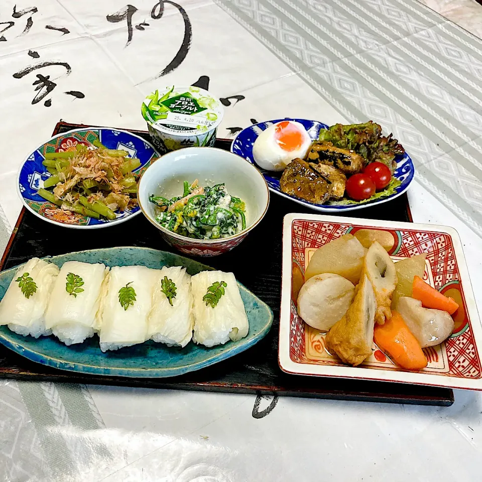 grandmaの晩ごはん☆ 今夜は水菜の花で酒粕入りの白和え…伸びたふきのとうの茎の煮物…白菜漬けで寿司を…
イワシの生姜煮は缶詰で…
頂きます|kaoriさん