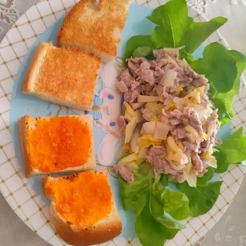 「プラス糀 生塩糀 こしタイプ」を使ってみたSnapdishの料理・レシピ写真:豚こま肉残り春キャベツ玉ねぎを作ったりんごレモン糀に揉み置き、蒸し焼きにしたもの