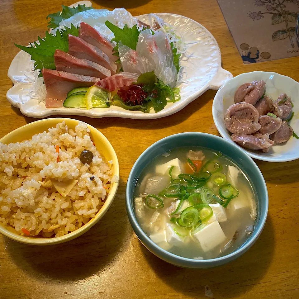 刺身の盛り合わせと、炊き込みご飯と、豚汁と、砂ずりの塩だれ|もえさん