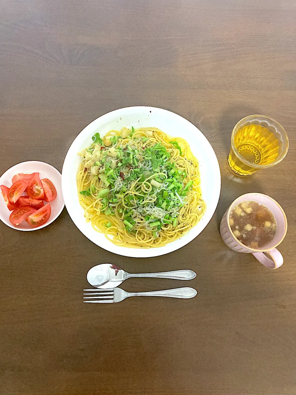 昨日、おひとり様居酒屋のために「サノヤ」さんで買ったちりめんの余りを使ってちりめんと大根の葉っぱのペペロンチーノを作りました。食材をいかに使い回すかが、単身赴任キッチンの知恵の出しどころです。|なびさん