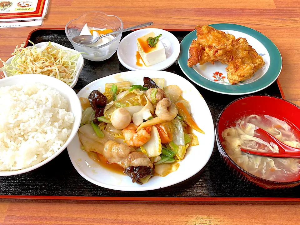 1日１食夜だけが普通の私😅たまにこんな風に昼ご飯を食べる時もありまして お気に入りの中華料理店の定食 値上がりして990円になったけど食べきれないボリュームの【八宝菜定食】余ったら持ち帰りOKなので唐揚げと、ご飯半分は持ち帰りましたε-(´∀｀)ｹﾞﾌﾟｯ|🐈⸒⸒⸒⸒つるのダンス🐈🐾さん