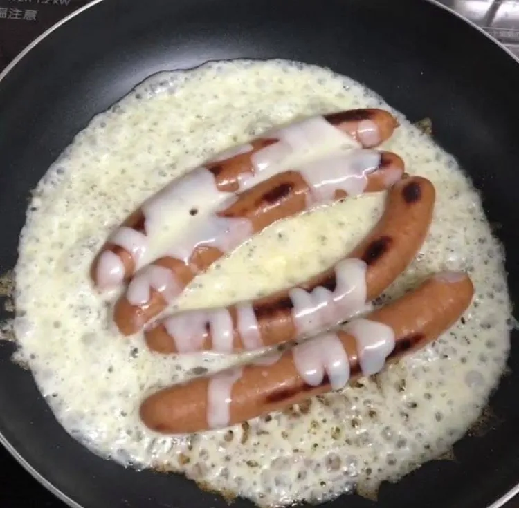 「朝からモッツァレラを焼く」💦
粗挽きソーセージに ロマネスコ.人参.ズッキーニの温野菜サラダとガーリックバゲットを添えて 朝ごはん(^^)|ばくあんしゃさん