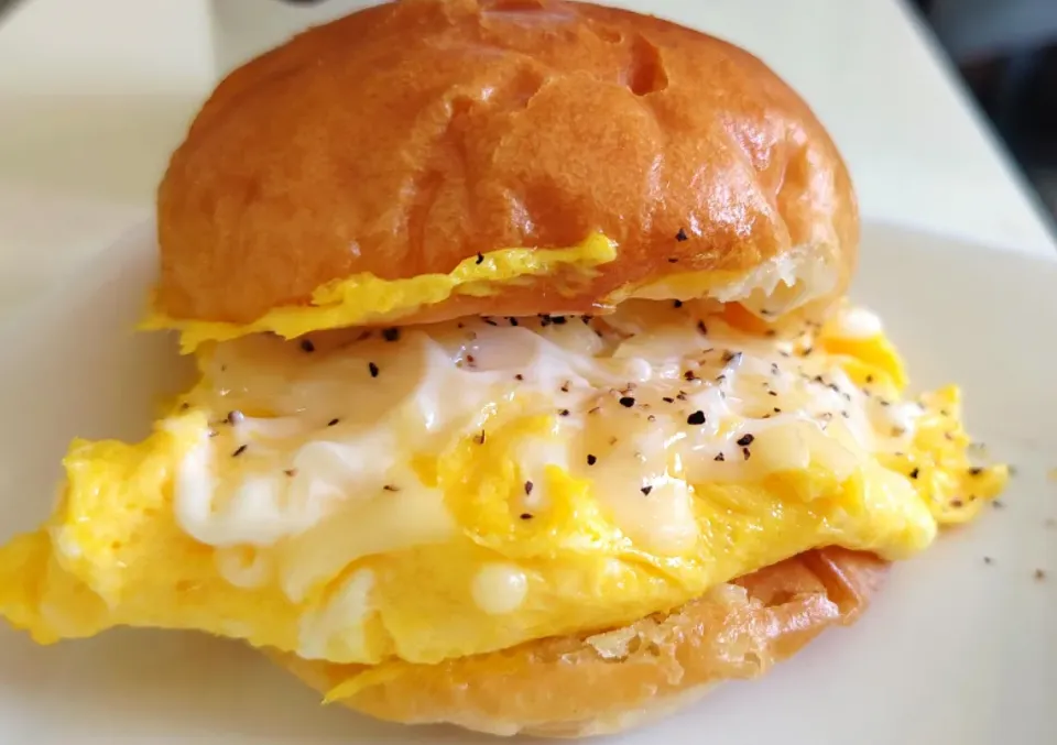 Mini brioche scrambled eggs mozzarella cheese mayo black pepper❤️simple quick breakfast💖😍🧀🍳🥯|🍒lynnlicious🍒さん