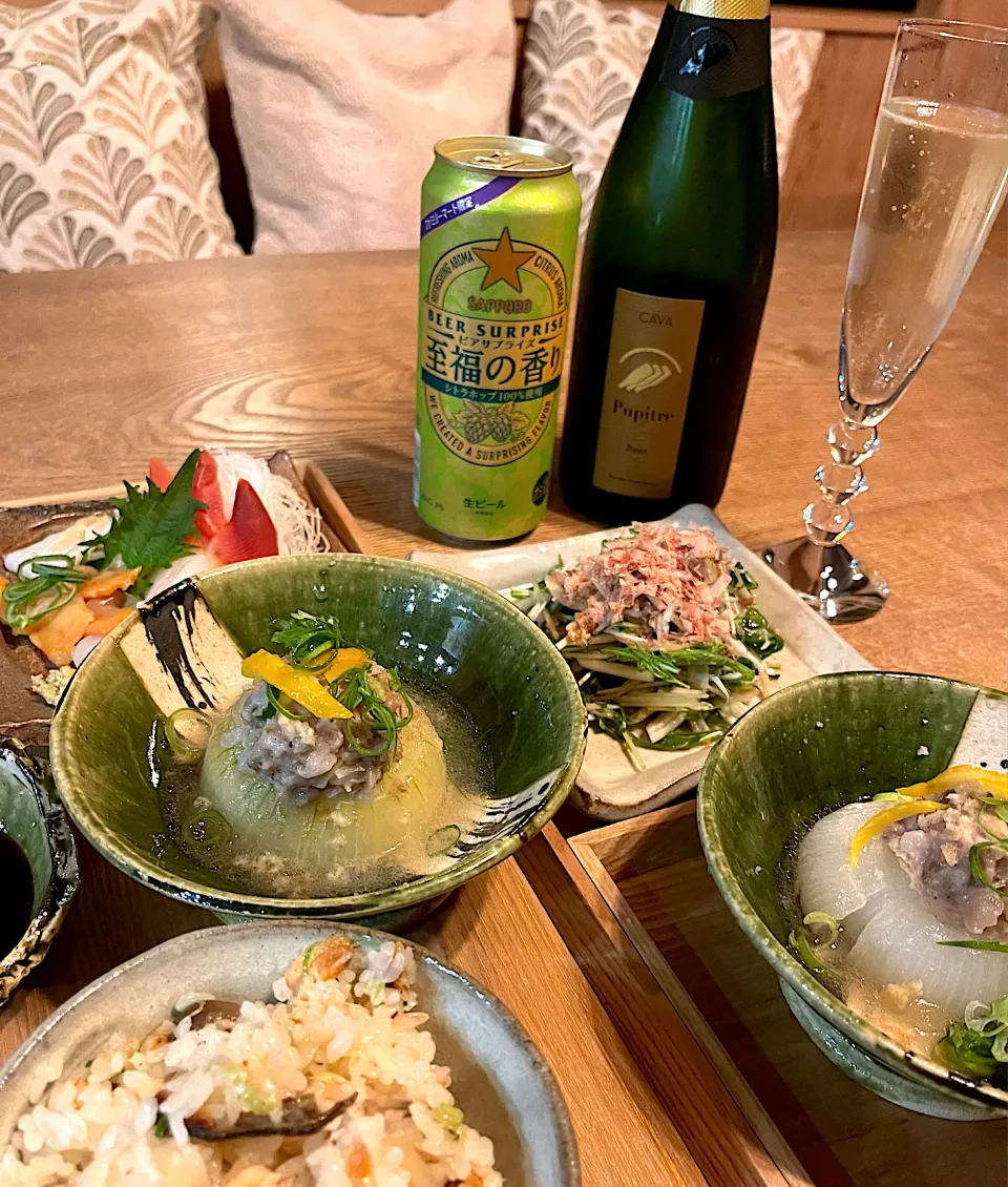 新玉ねぎ豚ひき　新玉ねぎと水菜と釜揚げしらすサラダ　貝づくしの刺身　焼き鮭としめじの炊き込みご飯|izunさん