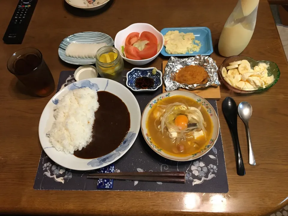 カレーライス、アルモンデチゲスープ(Yummy!万能クッキングたれ・コリアンホット使用)、板わさ、トマト,レタス、ポテトサラダ、沢庵、烏龍茶、手作りアイスクリームのバナナ添え(夕飯)|enarinさん