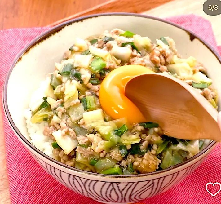 混ぜてもおいしい！卵黄のせ餃子丼|おまめさん