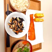 焼鮭と豚汁とひじきの煮物|りほさん