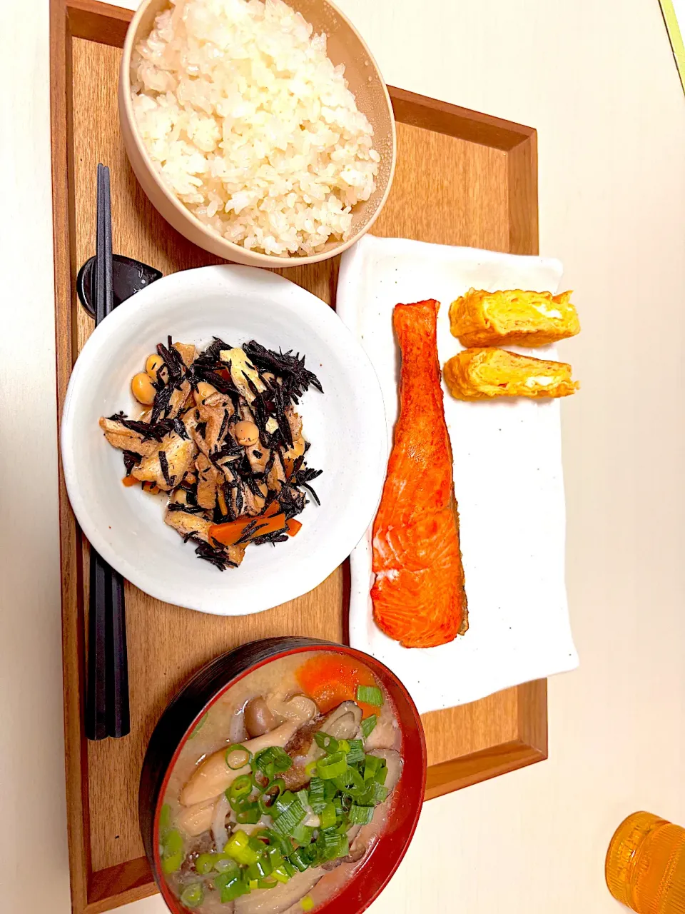 焼鮭と豚汁とひじきの煮物|りほさん