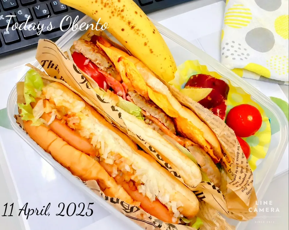 本日の日替わり弁当🍱
      🥪ホットドッグSTYLE2種＋トッピング

■メイン
①A＆W風  コニードッグ
②ベーコンチーズレタストマトドッグ
    
■サイド
③バナナ
④さつまいもレモン煮
⑤プチトマト|TakeBooさん