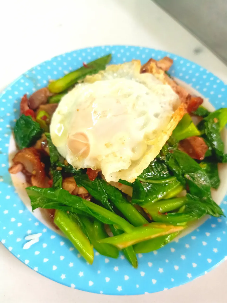 Stir-fried Chinese Broccoli & Pork Belly + Fried Egg 🐷🥬🍳 🤤 aka 'Pad Kana Moo Krob 
(ผัดคะน้าหมูกรอบ + ไข่ดาว)|An'leeさん