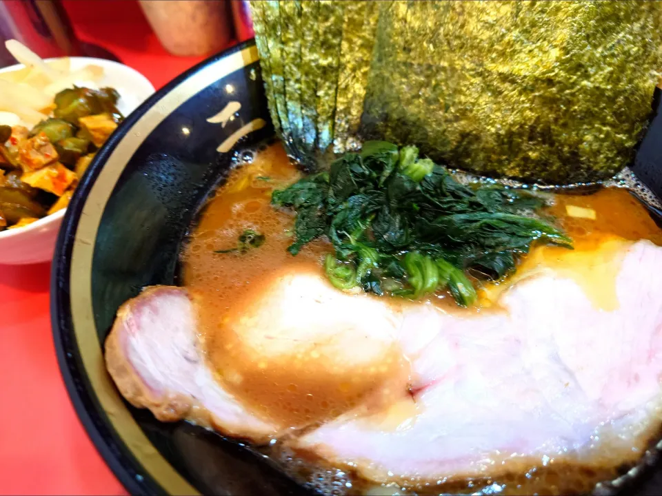 【2023年10月創業】 
横濱家系ラーメン 野中家 
ミニラーメン (麺やわらかめ/
味うすめ/油少なめ、750円) 
＋のり (5枚、100円) 
＋ライス2杯 (食い放題、100円) 
＋裏かっぱ (胡瓜の漬物とコマチャー
を豆板醤で和えたもの、無料)
＠大塚4分 
(JR板橋駅から徒歩29分)
25099
〈醤52塩17噌󠄀10タ4昆5出4F5冷2〉|大脇さん