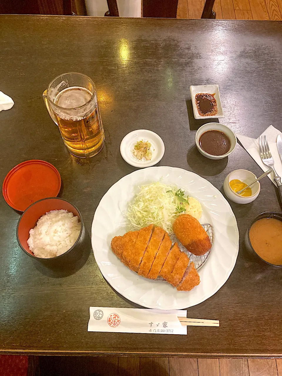 今日は週一のお楽しみ、晩ご飯外食の日。大須のとんかつ&洋食屋「すゞ家」さんで、味噌小ロースカツ定食、カニクリームコロッケ、ハンバーグ（後から来たので写真に撮れませんでした）をいただきまーす！せっかく体重65k台まで落としたのにまた増えちゃう💦 すゞ家 赤門店 （すずや） - 上前津/洋食 | 食べログ
https://s.tabelog.com/aichi/A2301/A230105/23000039/|なびさん