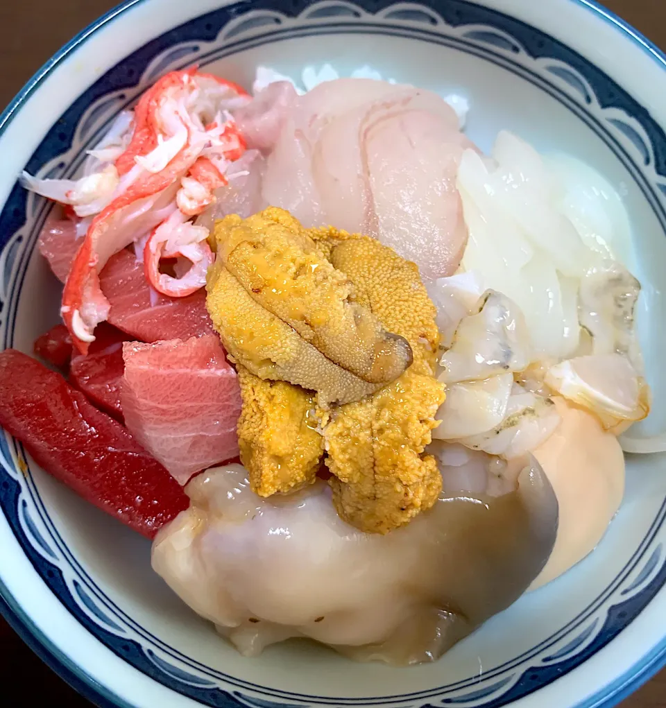 ランチの海鮮丼😋|がおりんさん