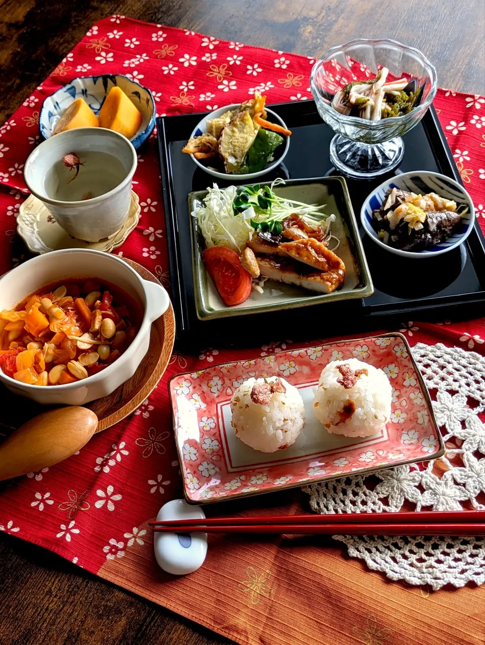 ポンポン桜のおにぎり入りお花見御膳🌸|とまと🍅さん