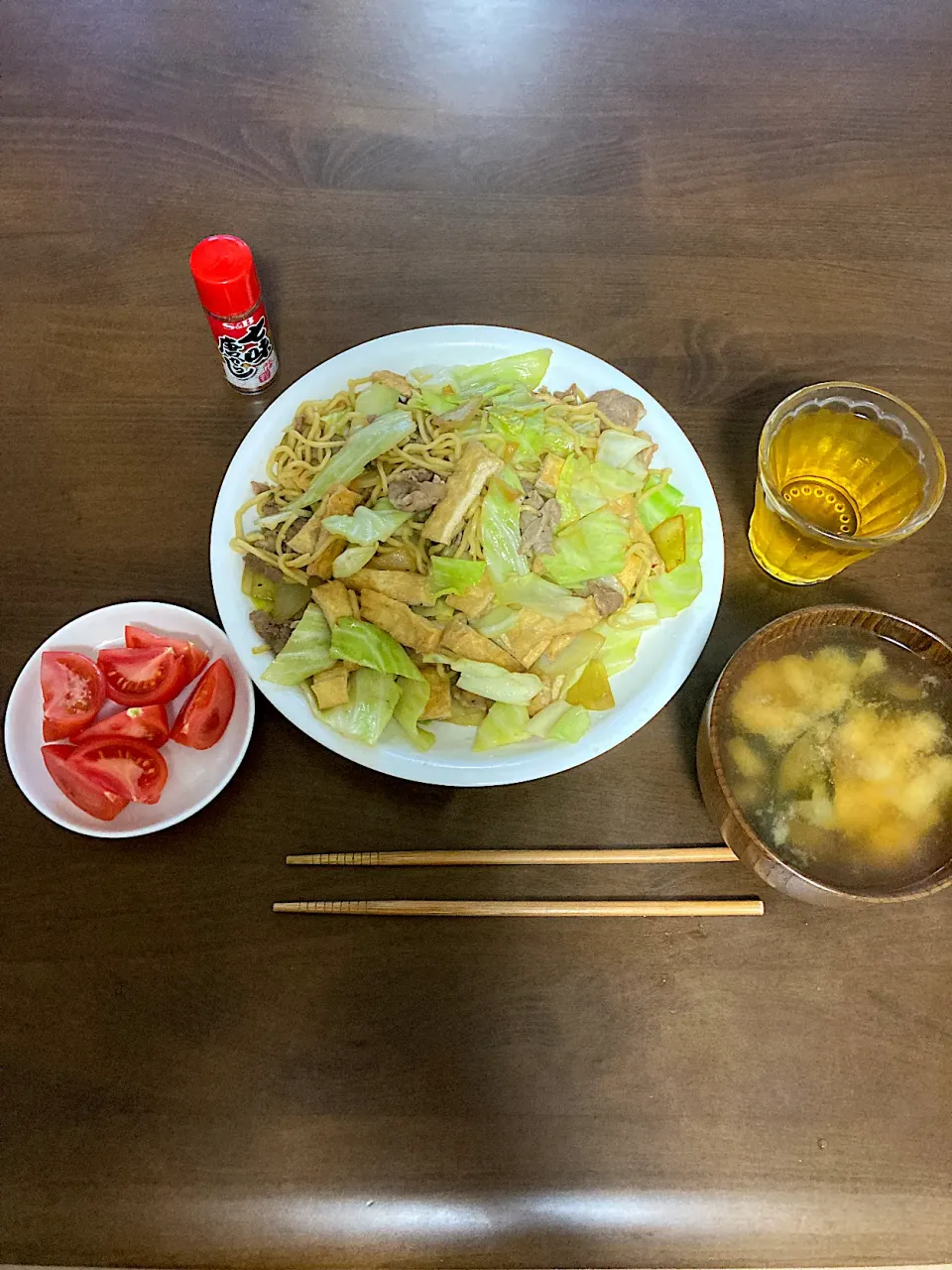 油揚げをたっぷり入れ、東丸うどんスープで味付けしたきつね焼きそば|なびさん