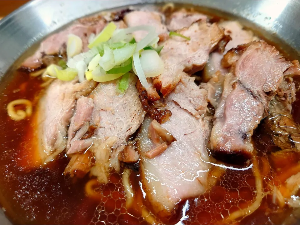 【北大塚ラーメンの2号店】 
【待望のライスがメニュー化】
王子金麦ラーメン 
チャーシュー麺 (1,050円) 
＋小ライス (180円) 
＠王子2分 
(赤羽から徒歩39分)
25100
〈醤53塩17噌󠄀10タ4昆5出4F5冷2〉|大脇さん