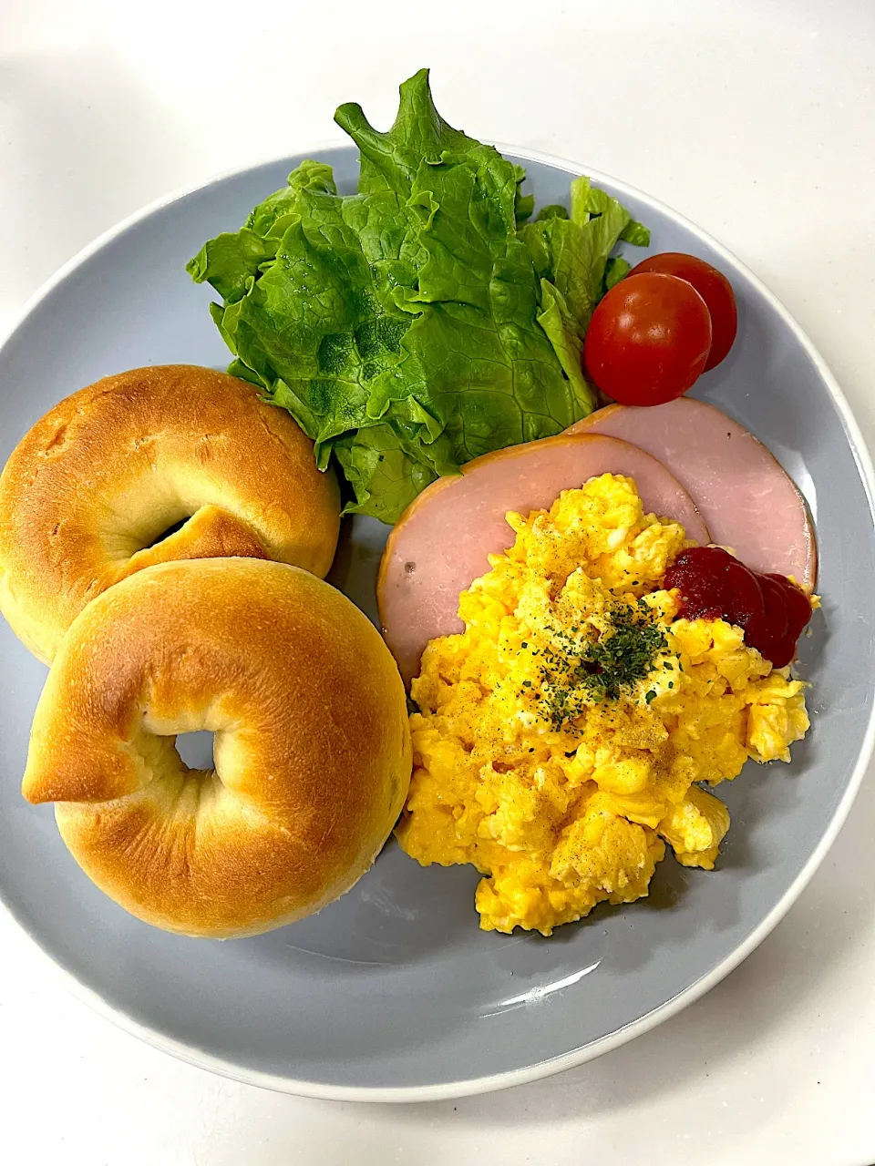 不格好なベーグルの朝ごはん🥯|＊みお＊さん