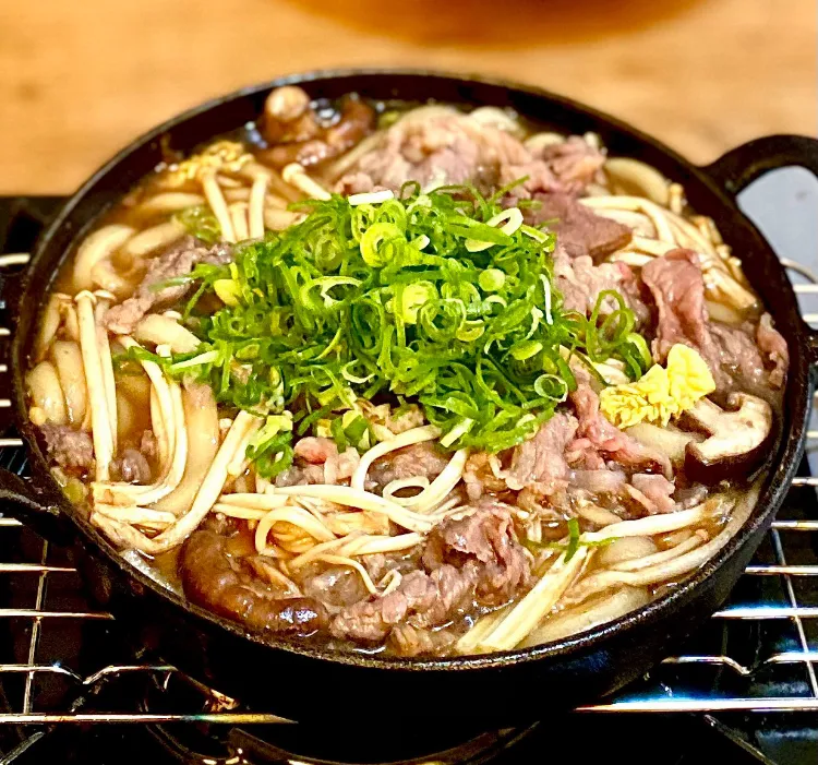 「スキヤキうどんde朝」
肉じゃがの煮ダレを  昆布出汁で割って 鍋焼きうどん💦
生卵でハフハフ朝ごはん|ばくあんしゃさん