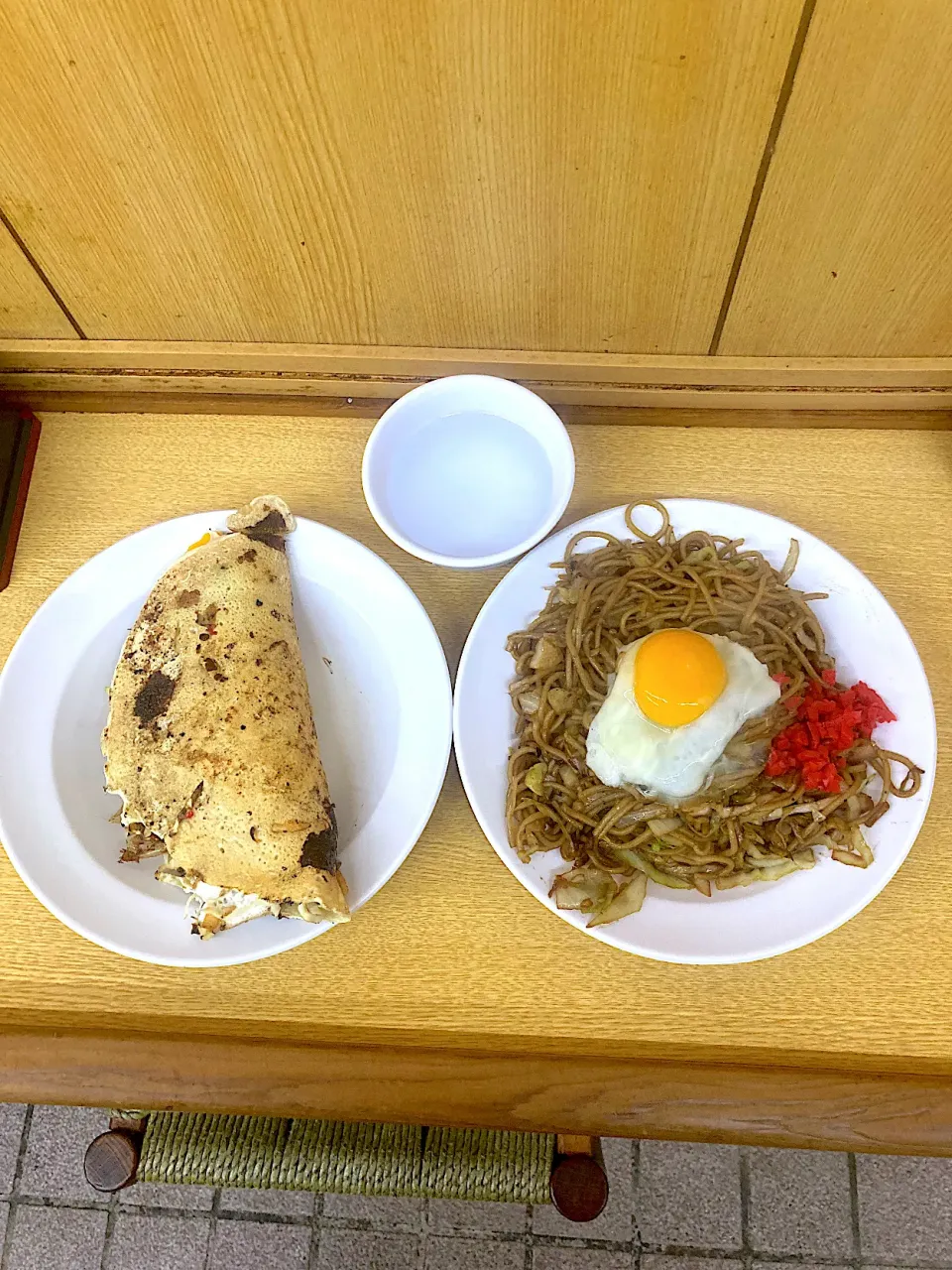今日は雨。結構な降りなので遠出はせず基本的にうちで過ごしますが、ランチは近所の大須商店街に出かけて行って「鈴木商店」さんで肉たまご入り焼きそばと肉たまご入りお好み焼きをいただきました。この前来名した娘がこのお店が気になったとのことで食べログを送ってくれました。https://s.tabelog.com/aichi/A2|なびさん