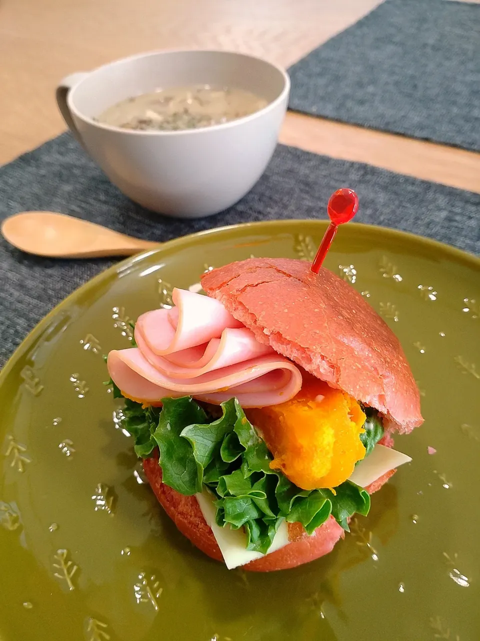 ビーツ丸パンサンド（自宅ランチ）|みりさん