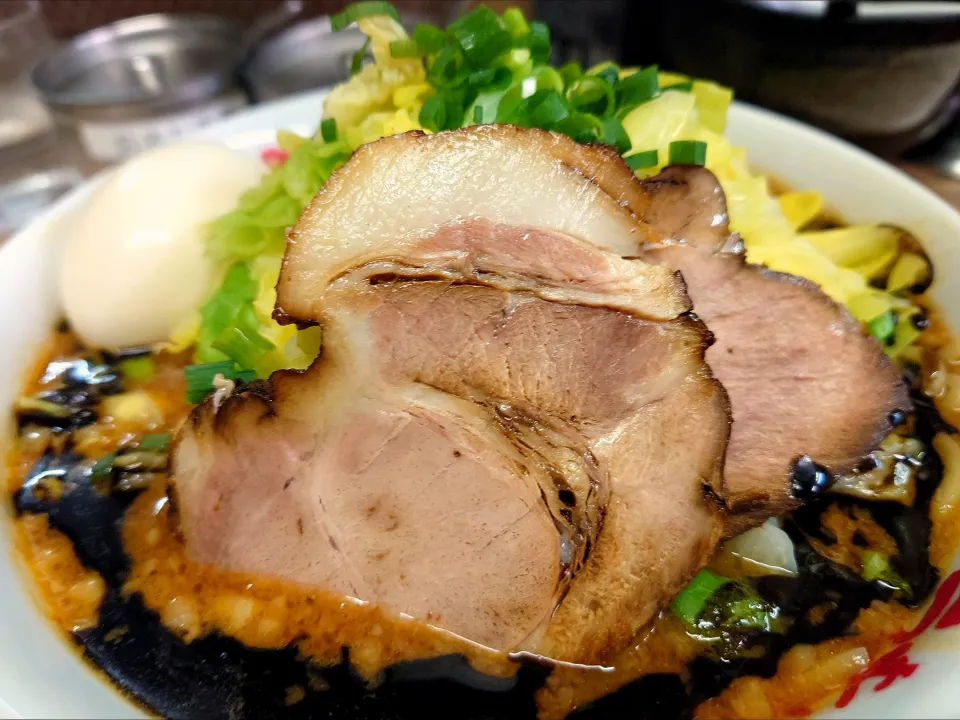 【2009年創業】 
味噌屋八郎商店 新宿店 
味噌らーめん（150g、880円） 
＋大盛 (225g、無料)
＋味玉（Instagramフォローで無料） 
＋キャベツ（150円） 
＋黒マー油多め (無料) 
＋刻みニンニク (卓上、無料) 
＋卸し生姜 (卓上、無料) 
@新宿西口4分 
(JR新宿駅から徒歩8分)　　　　　　　　　　　　　　　　　　　　　　　　　　　　25101　　　　　　　　　　　　　〈醤53塩17噌󠄀11タ4昆5出4F5冷2〉|大脇さん