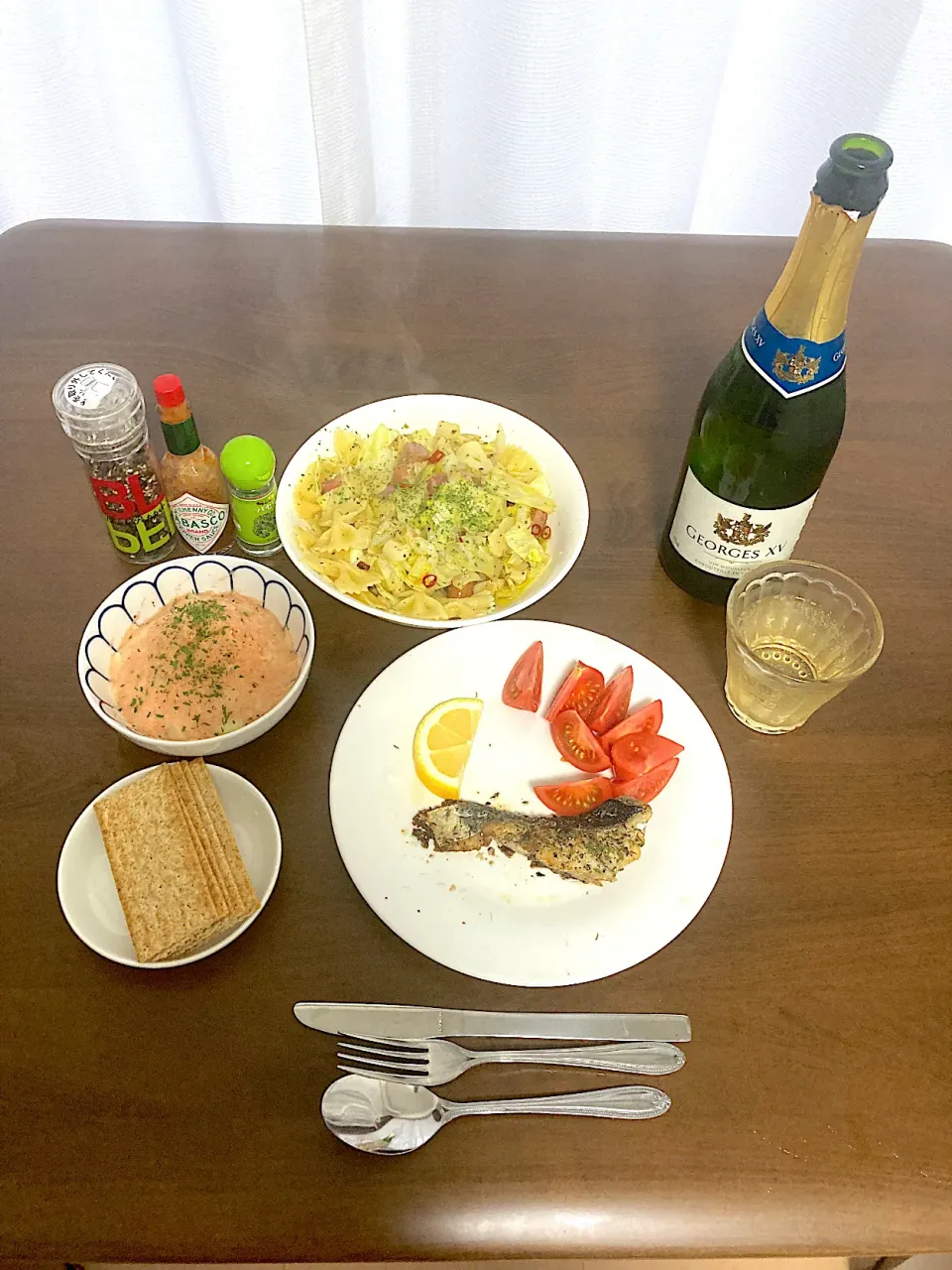 鰆のポアレ、ファルファーレ入りソーセージとベーコンとキャベツのアヒージョ、タラモサラタ&クラッカーとスパークリングワインでお一人様バル。明日からまた仕事だー！|なびさん