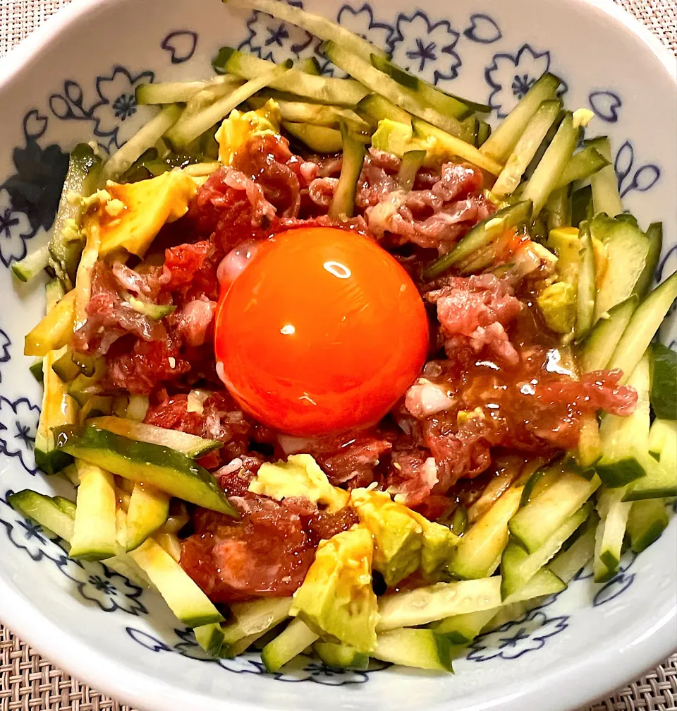 馬ユッケ＋残りのアボカド🥑|shibazakiさん