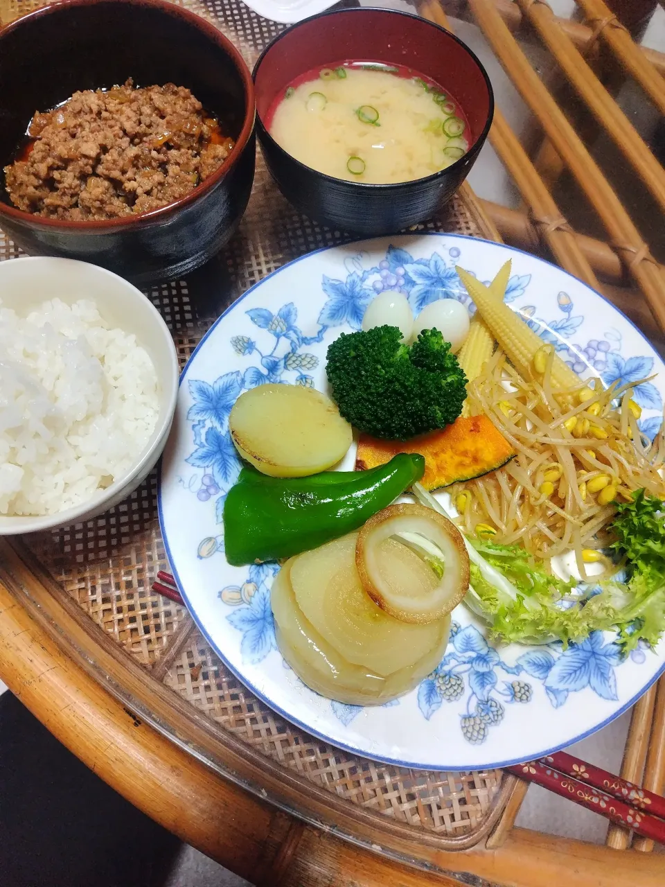 パパ作、肉味噌付け野菜料理です✨|rikako♪。.:＊さん