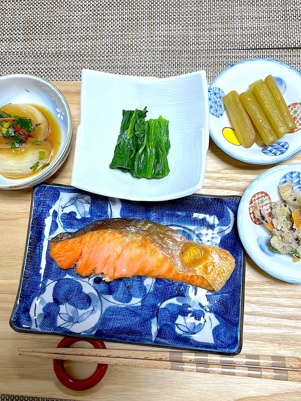 今夜の夕食　鮭塩焼き　ほうれん草お浸し|ヒロミ🏝🏝🏝🌺🏄🌊🐬🏄‍♀️🏄‍♂️🍹🐠👙🌺さん