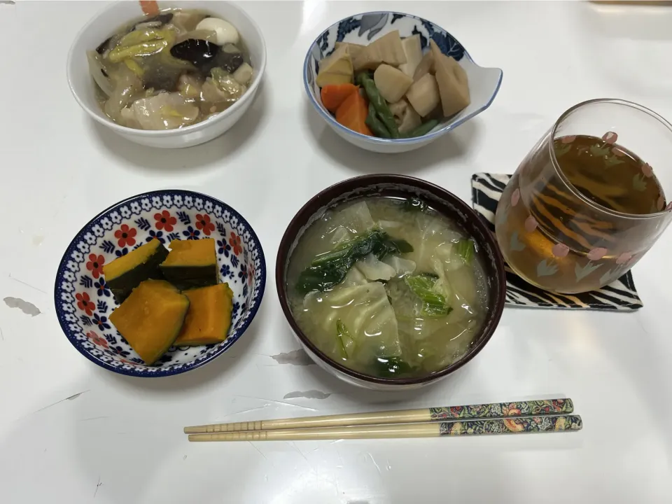 晩御飯☆八宝菜☆かぼちゃの煮物☆筑前煮☆みそ汁（玉葱・キャベツ・ほうれん草）|Saharaさん