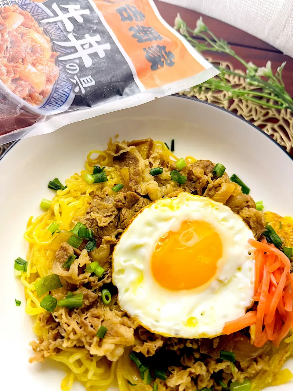 おうち吉野家、牛丼の具で目玉焼きのせ焼きそば🍳|🌺🌺Foodie🌺🌺さん