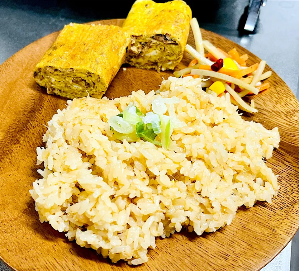 カニ缶の炊き込みご飯、イワシ缶とすり胡麻の卵焼き、きんぴらごぼうを作りました!!🦀🍚|さくたろうさん