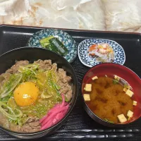 【吉野家の具で】ネギ玉牛丼|たけやん🎋さん