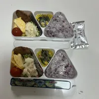 パパ弁と母弁☆おにぎり（梅入りゆかり）☆ほうれん草のバター炒め☆ハンバーグ☆鮭☆卵焼き☆ポテトサラダ☆プチトマト☆みそ汁（パパ弁）|Saharaさん