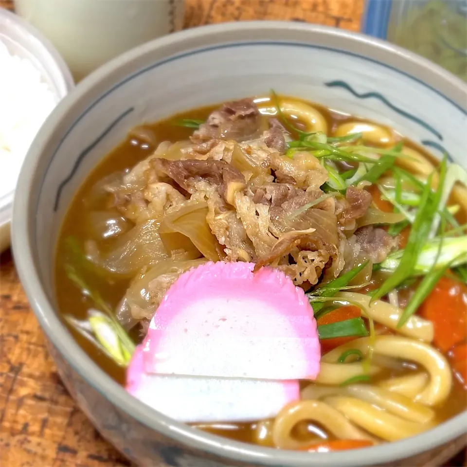 牛丼の具トッピングで甘口カレーうどん🍜|にょんにいさん