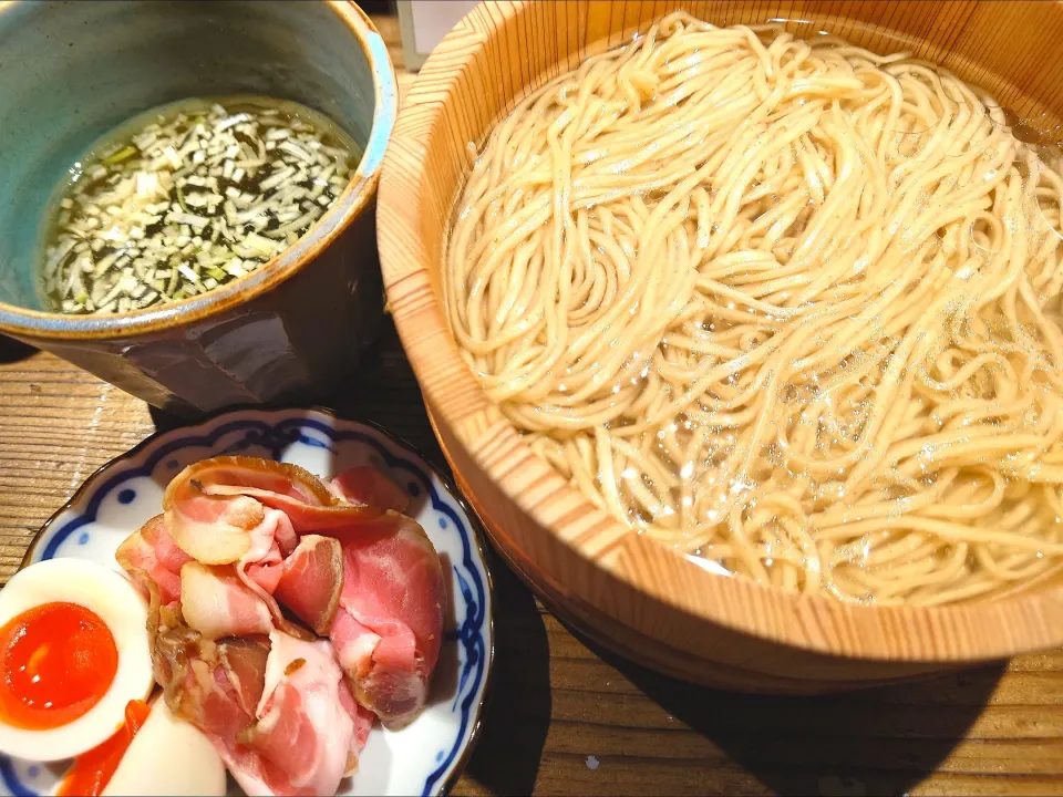 【2024年9月創業】 
伊之瀬
釜揚げつけ麺（130g、1,000円） 
＋麺増量 (200g、無料)
＋味玉（150円） 
＋かつお出汁割 (無料)
@京王新線新宿2分 
(JR新宿駅から徒歩10分) 
25103
〈醤53塩18噌󠄀11タ4昆6出4F5冷2〉|大脇さん