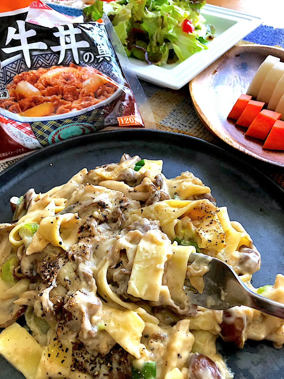 【吉野家】さんの冷凍牛丼の具で、ビーフとキノコのクリームフィットチーネ🍝|Tina Tomoko😋さん