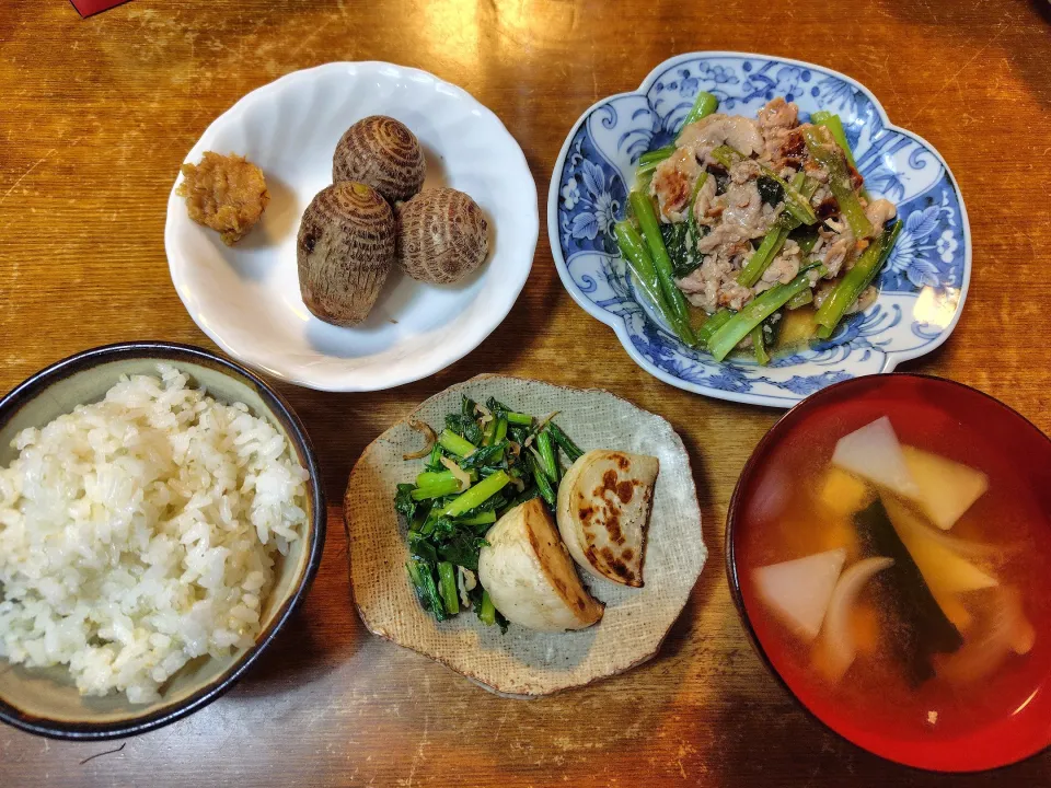 小松菜と豚肉生姜蒸し、株のソテー、里芋味噌添え|りりこさん