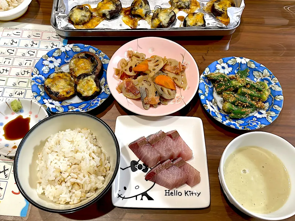 鰤の刺身　色々野菜のポタージュ　オクラの胡麻和え　蓮根のきんぴら　椎茸の海苔佃煮チーズ焼き|おさむん17さん