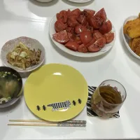 アルモンデ晩御飯☆トマトサラダ（ゆかり・かんたん酢・ごま油・岩塩）☆えびカツ☆大阪王将の肉野菜炒め（素使用）☆みそ汁（みそ汁の具）|Saharaさん