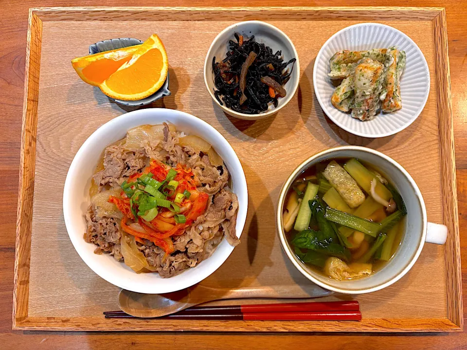 夜ご飯(吉野家のキムチ牛丼、ちくわの磯辺揚げ、ひじき、小松菜のスープ、オレンジ🍊)|cocomikaさん