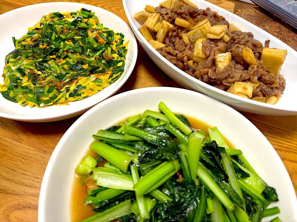 今日の晩飯　ニラ玉　小松菜で青菜炒め　牛肉と筍のオイスター炒め|さくたろうさん